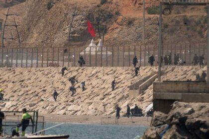 مهاجرون غالبيتهم من إفريقيا جنوب الصحراء يلقون القبض عليهم أثناء تجمعهم قرب مدينة الفنيدق المغربية.