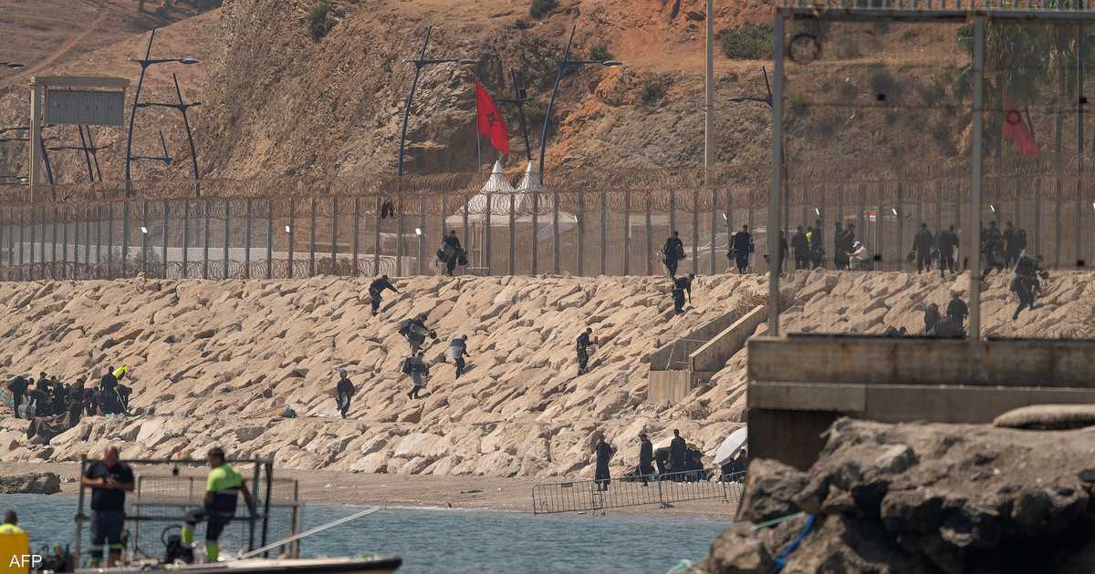 مهاجرون غالبيتهم من إفريقيا جنوب الصحراء يلقون القبض عليهم أثناء تجمعهم قرب مدينة الفنيدق المغربية.
