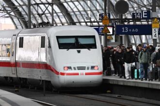 سائق قطار يوقف رحلة ICE على الفول بعد فتح باب أثناء التحرك في بافاريا دون إصابات.