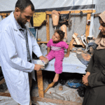 الخالدي يصنع جهاز تقويمي لطفلة تعاني إعاقة حركية منذ الولادة للمساعدة في المشي
