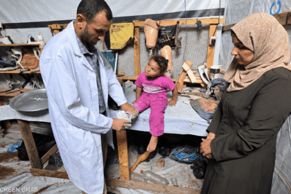 الخالدي يصنع جهاز تقويمي لطفلة تعاني إعاقة حركية منذ الولادة للمساعدة في المشي