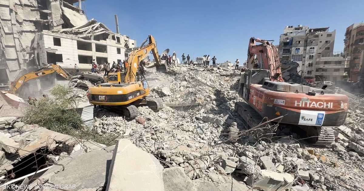انهيار مبنى في غزة وانتشال 45 شخصاً أحياء والبحث عن آخرين تحت الركام