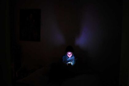 القرار الجديد يلزم المنصات الرقمية بتطبيق ضوابط لحماية الأطفال من المحتوى الضار.