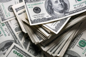 القبض على تاجر عملة بحوزته 8000 دولار في الخرطوم.