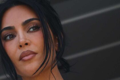 كيم كارداشيان تكشف عن تشخيص إصابتها بالتهاب المريء في إعلان برنامجها الجديد.