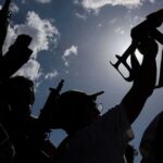 الحوثيون يثبتون رادارات استراتيجية على تلال البحر الأحمر في اليمن