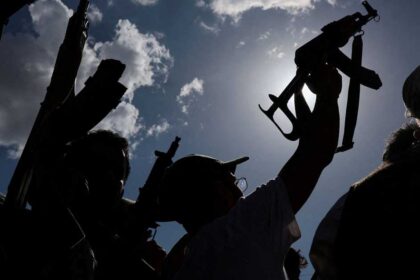 الحوثيون يثبتون رادارات استراتيجية على تلال البحر الأحمر في اليمن