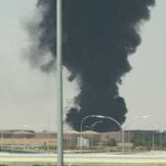 الحوثيون يعلنون استهداف الرياض وينبع بصواريخ وضباب دخان يظهر قرب مطار الرياض