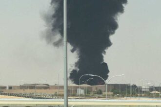 الحوثيون يعلنون استهداف الرياض وينبع بصواريخ وضباب دخان يظهر قرب مطار الرياض