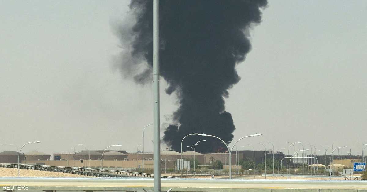الحوثيون يعلنون استهداف الرياض وينبع بصواريخ وضباب دخان يظهر قرب مطار الرياض