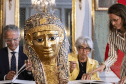 مصر تسترد قناع مومياء أثري مذهوب من سويسرا