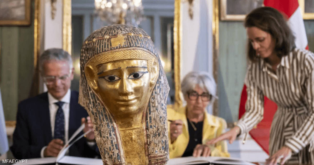 مصر تسترد قناع مومياء أثري مذهوب من سويسرا