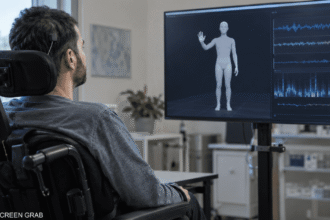شريحة دماغية تتيح الكلام والإيماءات المتزامنة للمصابين بالشلل.