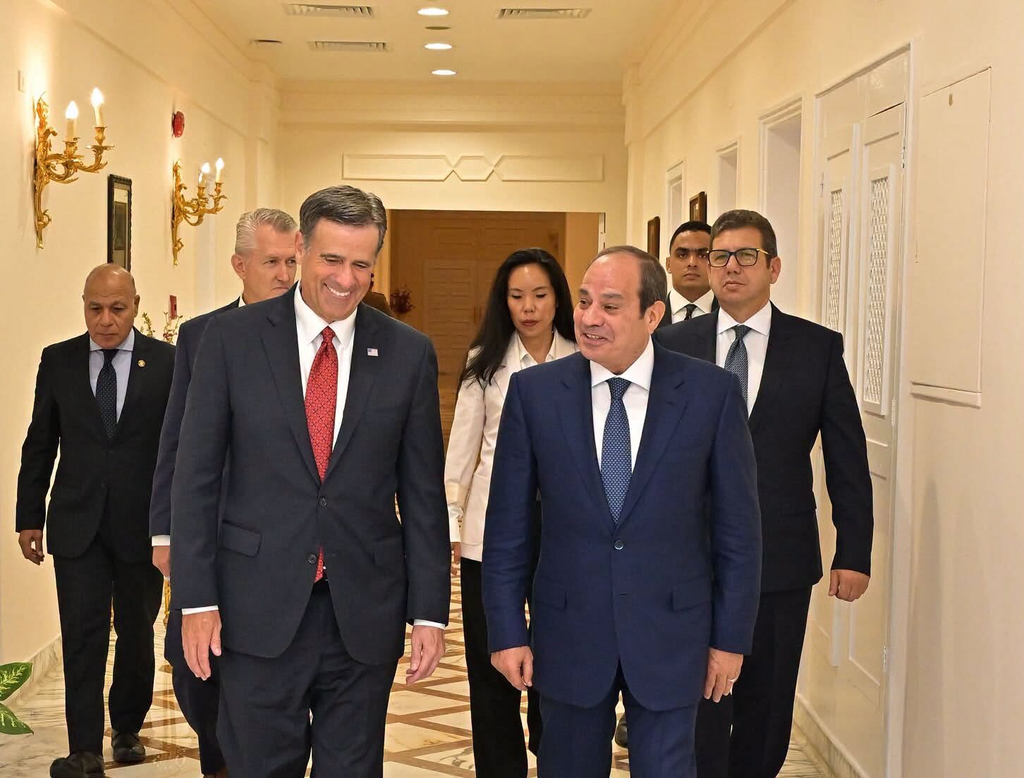 الرئيس المصري ورئيس الاستخبارات الأمريكية يبحثان الأزمة السودانية وتعزيز العلاقات الاستراتيجية.