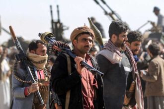 الحوثيون يهددون مصالح أميركا في المنطقة إذا ساندت السعودية ويحذرون من خطورة باب المندب.