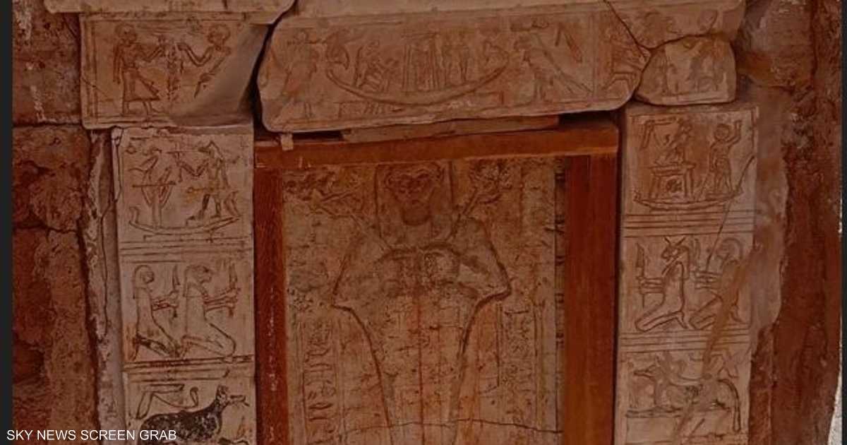 الكشف عن لقى أثرية مهمة في الواحات الداخلة تشمل لوحة مرثية يونانية وحوض تطهير روماني.