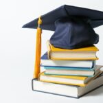 رجل أعمال سوداني يقدم ألف منحة جامعية مجانية للطلاب.