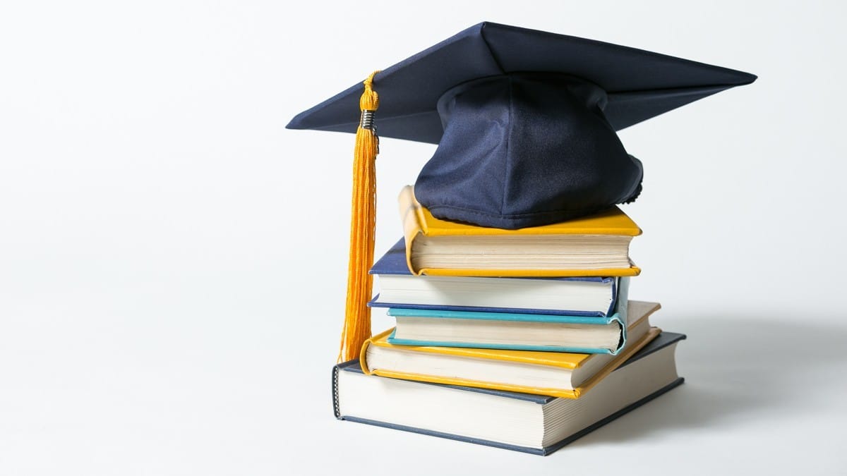 رجل أعمال سوداني يقدم ألف منحة جامعية مجانية للطلاب.