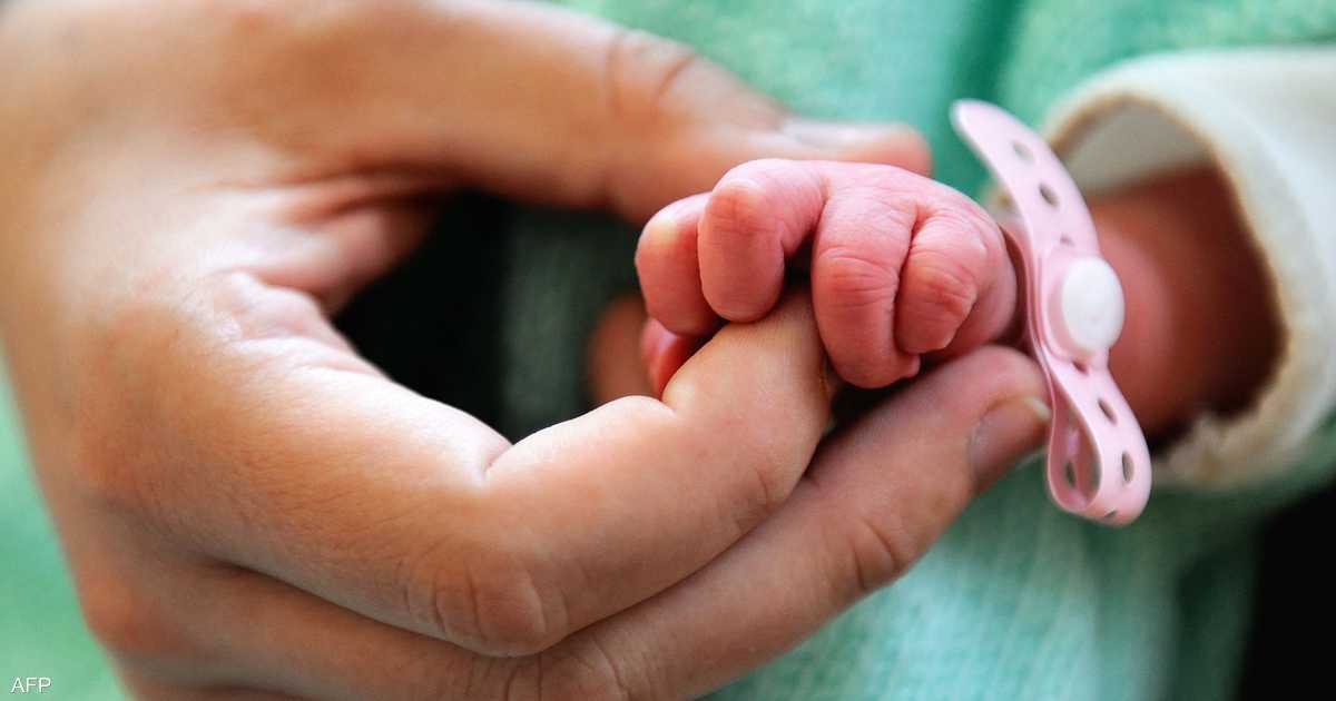 الولايات المتحدة توسع قيودها على سياحة الولادة وتستهدف المنظمين والوسطاء