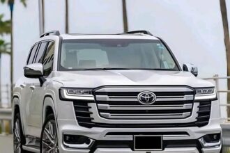 صحفي سوداني يمتلك سيارة لاندكروزر موديل 2026 بثمن يتجاوز 200 ألف دولار ويُطالب بتفعيل قانون من أين لك هذا؟