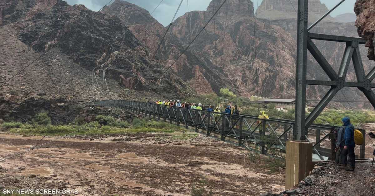 فيضانات تضرب متنزهي برايت إينجل وفانتوم رانش في أريزونا وتدفع إلى إخلاء عشرات الأشخاص وتؤدي لوفيات.