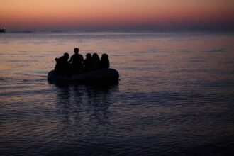السفارة العراقية في ليبيا تتابع مصير المهاجرين غير النظاميين وتنفي تأكيد غرقهم رسمياً