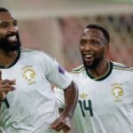 السعودية تضرب بثلاثية في عمان وتقفز للصدارة بسبع نقاط