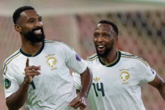 السعودية تضرب بثلاثية في عمان وتقفز للصدارة بسبع نقاط