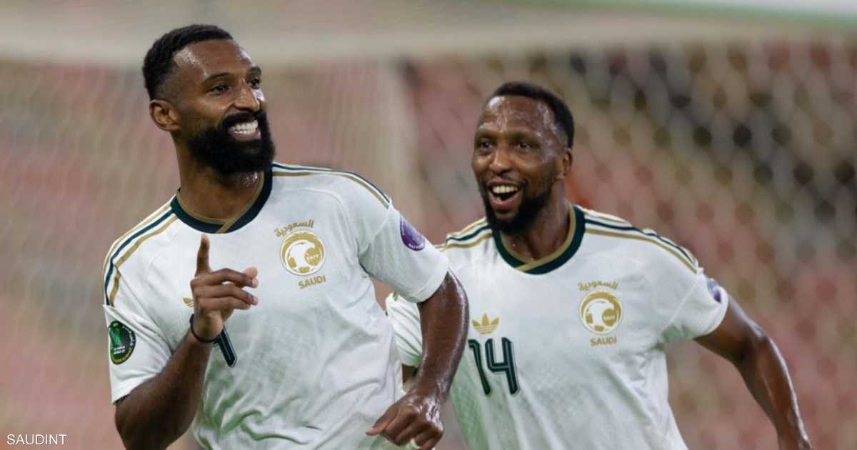 السعودية تضرب بثلاثية في عمان وتقفز للصدارة بسبع نقاط