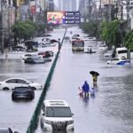 فيضانات خانقة في بانكوك تؤدي إلى إغراق الشوارع وتعطل حياة السكان.