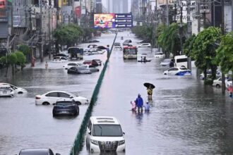 فيضانات خانقة في بانكوك تؤدي إلى إغراق الشوارع وتعطل حياة السكان.