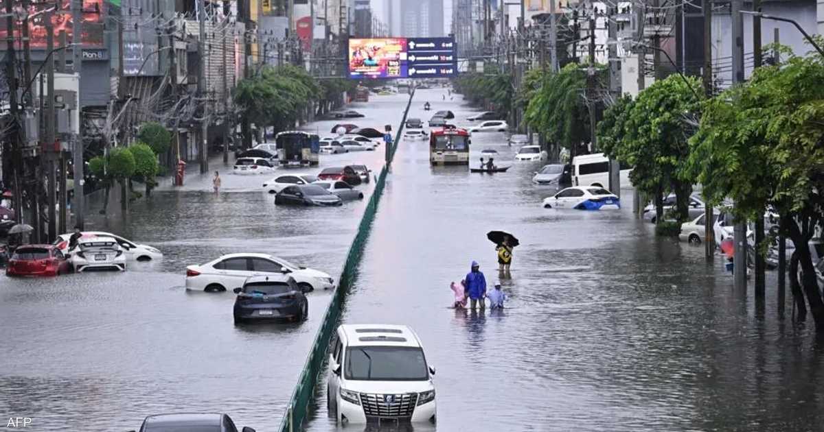 فيضانات خانقة في بانكوك تؤدي إلى إغراق الشوارع وتعطل حياة السكان.
