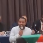 شاب سوداني يثير موقفاً متوتراً في ندوة تحالف صمود في واشنطن بسبب انتقاده لدور الإمارات في حرب السودان.