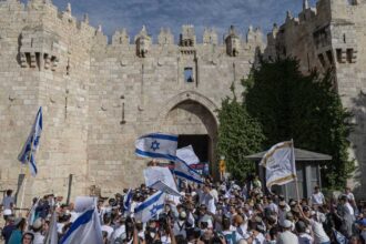 القيود الإسرائيلية على مخارج القدس تزيد من صعوبة حياة الفلسطينيين خلال الأعياد.