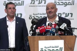 منصور عباس يفتح باب رعم أمام عضو الكنيست الإسرائيلي بني سيغالوفيتش في الائتلاف الحكومي المقبل