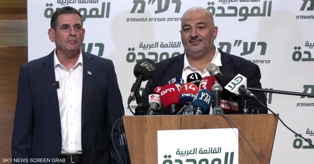 منصور عباس يفتح باب رعم أمام عضو الكنيست الإسرائيلي بني سيغالوفيتش في الائتلاف الحكومي المقبل