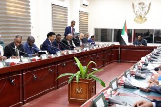 مجلس الوزراء يناقش الوضع الاقتصادي ويجاز مشروع قانون الثروة النفطية