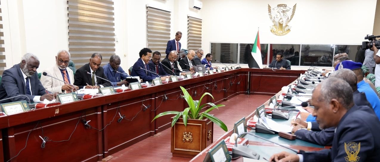 مجلس الوزراء يناقش الوضع الاقتصادي ويجاز مشروع قانون الثروة النفطية