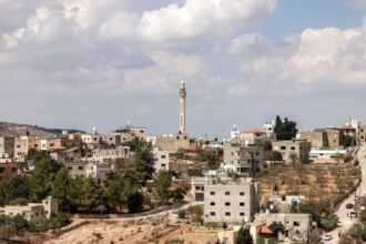 هجوم على قرية فلسطينية بالضفة الغربية واصابة عناصر أمن إسرائيليين