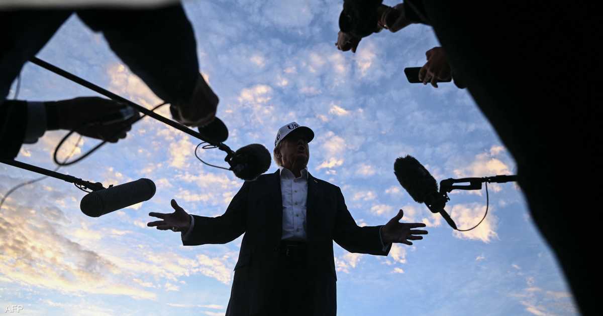 إدارة ترامب تفرض حظراً انتقائياً على شبكات إعلامية رغم أمر قضائي.