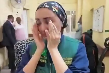 ممرضة سعودية تذرف الدموع في مستشفى سوداني بعد نجاح عملية جراحية مجانية.