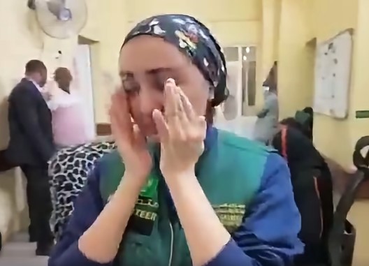 ممرضة سعودية تذرف الدموع في مستشفى سوداني بعد نجاح عملية جراحية مجانية.