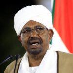 البشير ينتظر السماح بالسفر للعلاج خارج السودان بعد موافقة مبدئية.