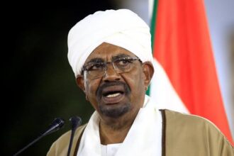 البشير ينتظر السماح بالسفر للعلاج خارج السودان بعد موافقة مبدئية.