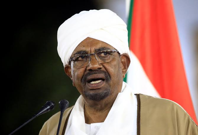 البشير ينتظر السماح بالسفر للعلاج خارج السودان بعد موافقة مبدئية.