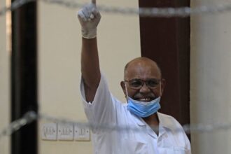 البرهان يؤكد احترام القيادة السابقة للجيش السوداني وسط تدهور صحة البشير
