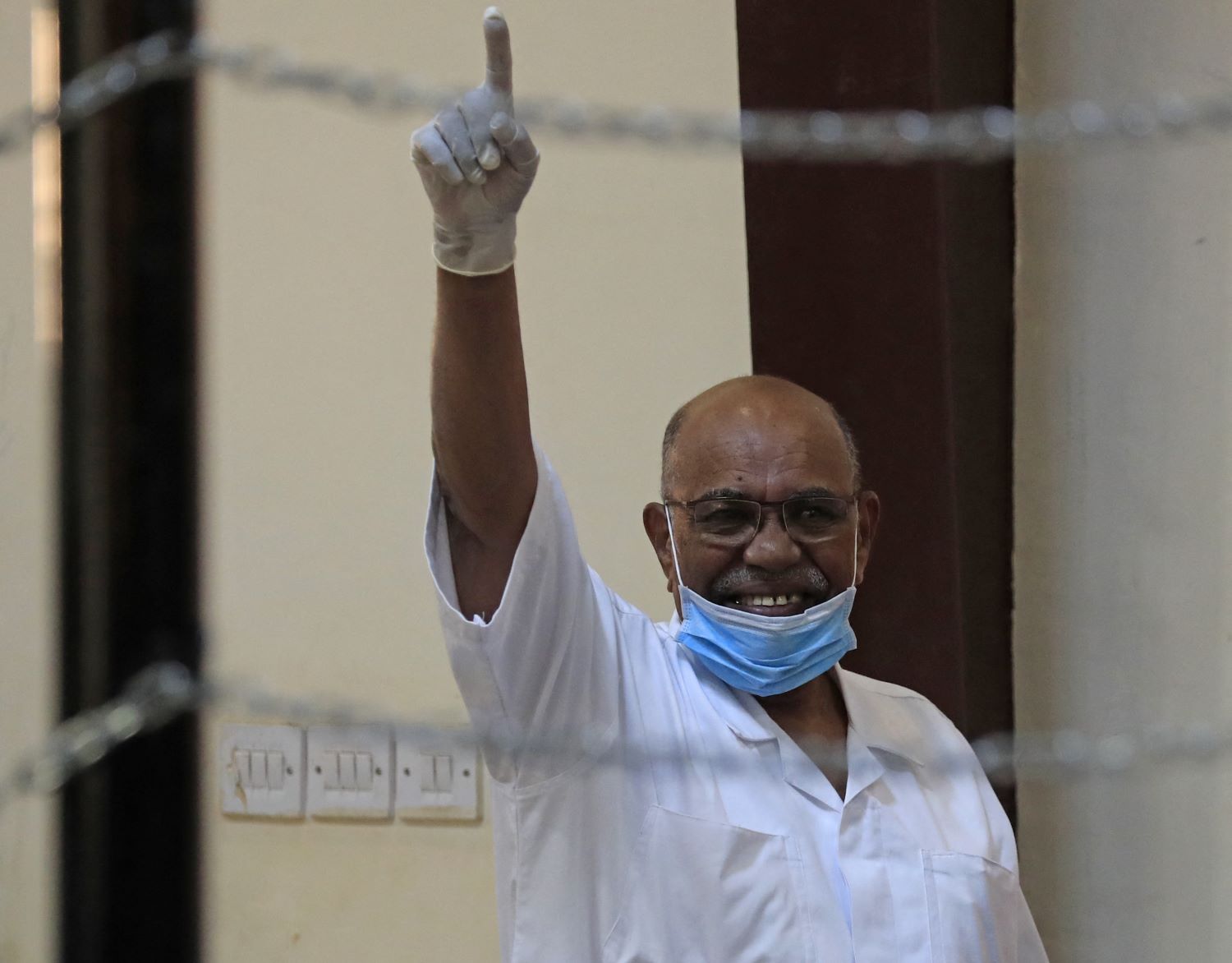 البرهان يؤكد احترام القيادة السابقة للجيش السوداني وسط تدهور صحة البشير