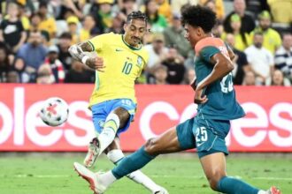 رافينيا يغادر مباراة البرازيل مصاباً قبل الاستئناف مع برشلونة ضد خيتافي