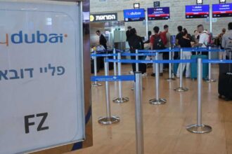 رحلة دبي إلى تل أبيب تغير مسارها وتحطّ اضطرارياً في تبوك بسبب مشادة في قمرة القيادة.
