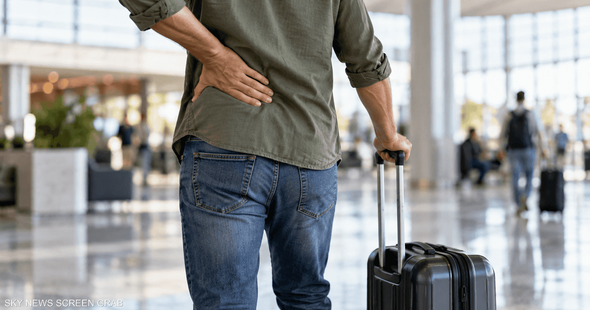 آلام الظهر خلال العطلات نتيجة تراكم الإجهاد والوضعيات الخاطئة.